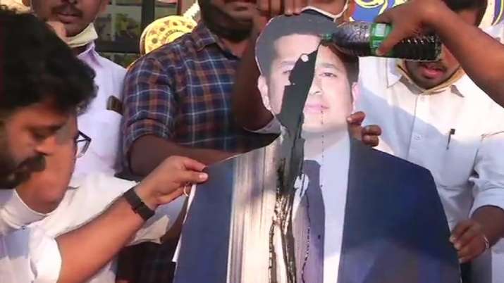 કેરળમાં ભારતીય યુથ કોંગ્રેસે સચિન તેંડુલકરના પુતળા ઉપર કાળો રંગ ફેંક્યો