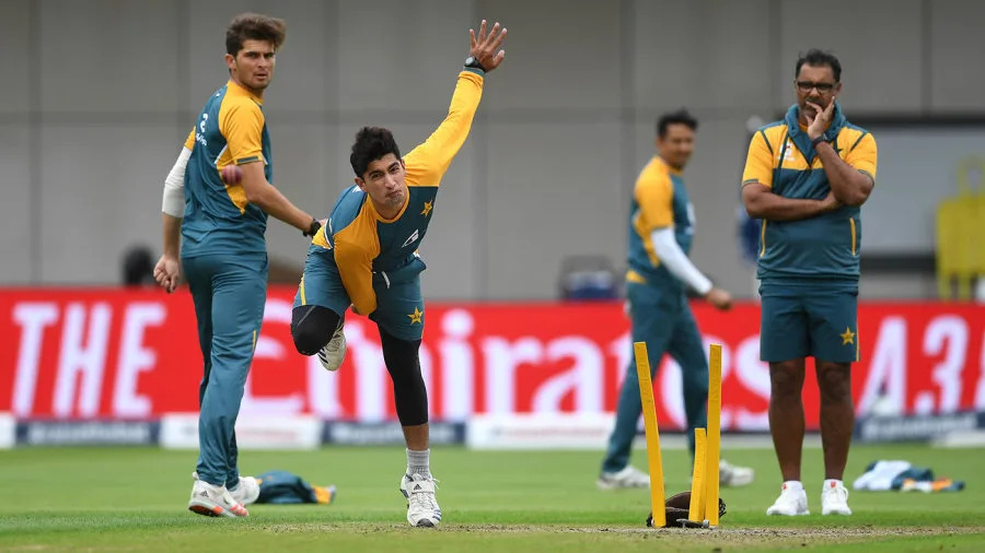 વકાર યુનિસ: અમે ભારતમાં વર્લ્ડ કપ રમવા માટે ફાસ્ટ બોલરોની ફૌજ લઈ જઈશું