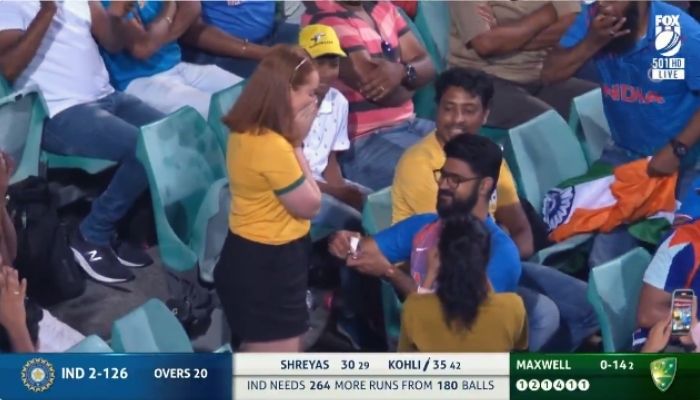 જુવો: ભારતીય ચાહકે મેચ દરમિયાન લગ્ન માટે ઓસ્ટ્રેલિયન ગર્લફ્રેન્ડને પ્રસ્તાવ મૂક્યો