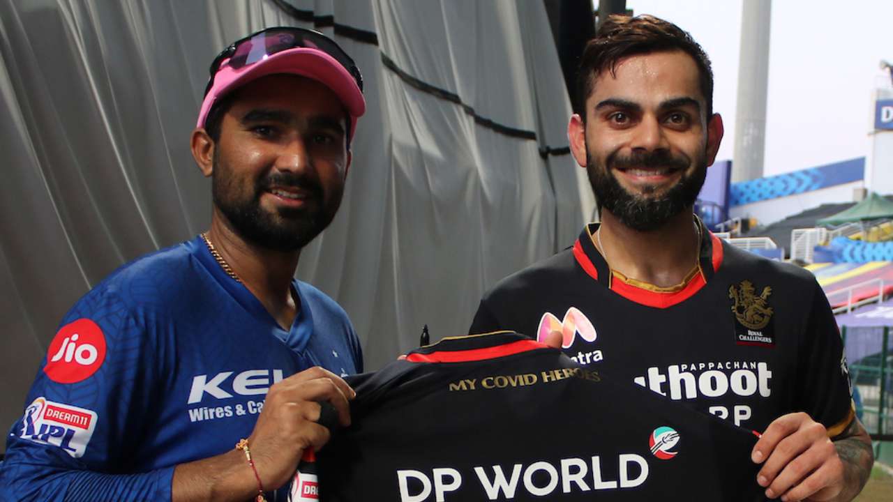 મેચ હાર્યા બાદ, રાહુલ તેવાતીયાને વિરાટ કોહલીની વિશેષ ભેટ