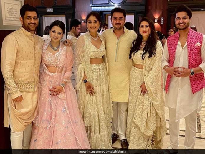 સ્ટાઇલિશ કુર્તા પાયજામા પહેરીને એમએસ ધોની પાર્ટીમાં પહોંચ્યા, જુવો