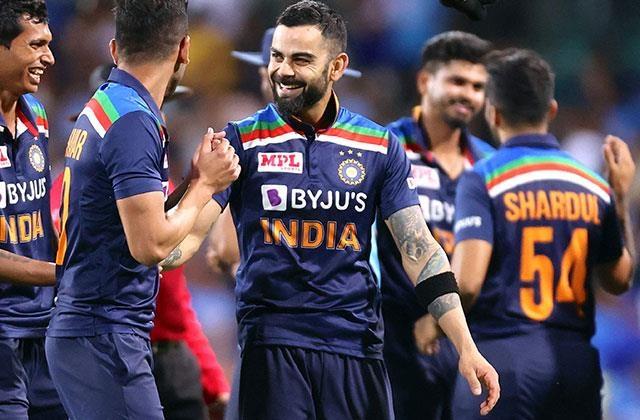 જુવો વિડિયો: ત્રીજી ટી-20 મેચમાં ફેન્સનો ડાન્સ જોતા વિરાટ કોહલી શરમાઈ ગયો