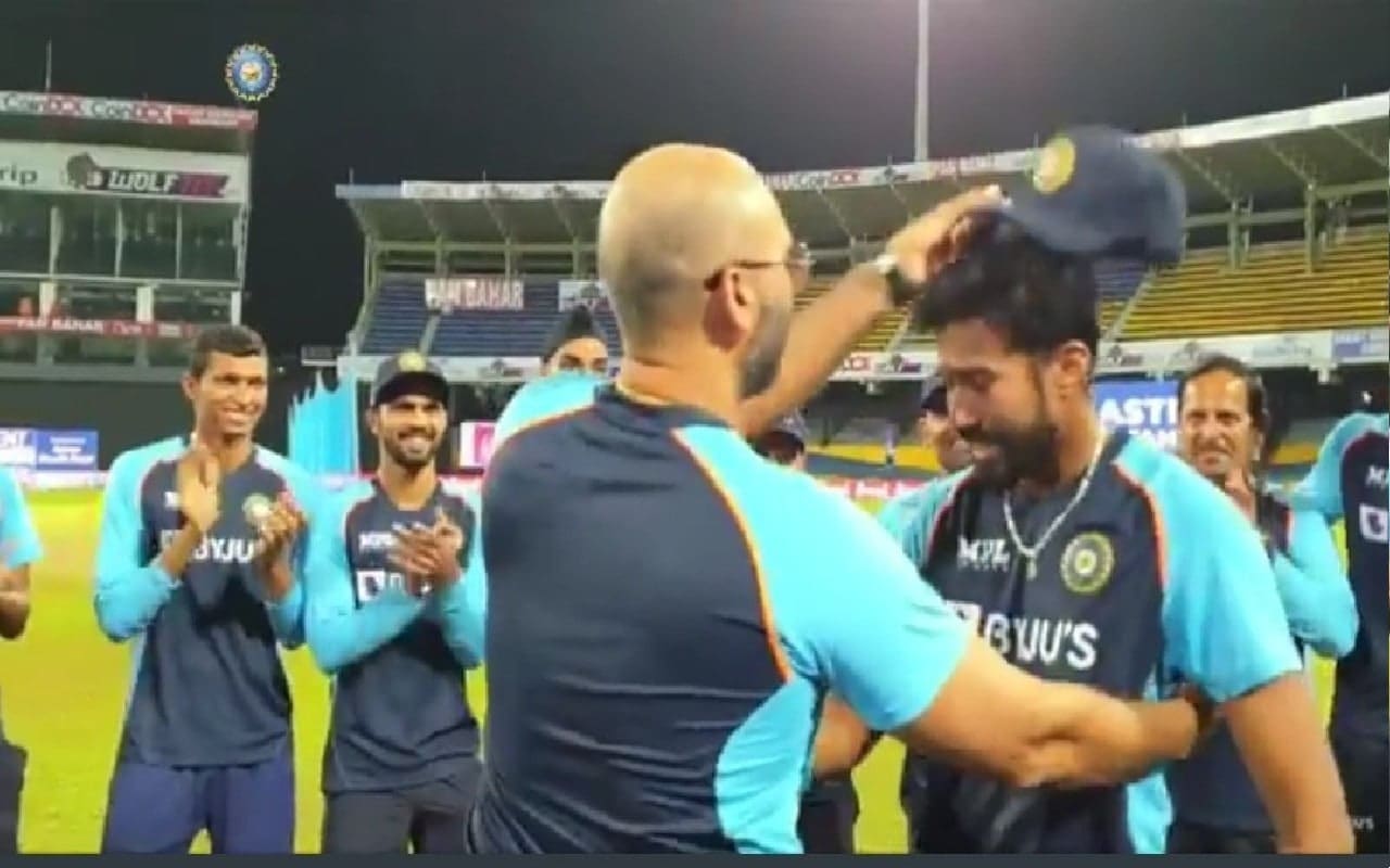 જુવો વિડીયો: ટીમ ઇન્ડિયાની ડેબ્યુ કેપ મળતાં જ આ ક્રિકેટર રડી પડ્યો!