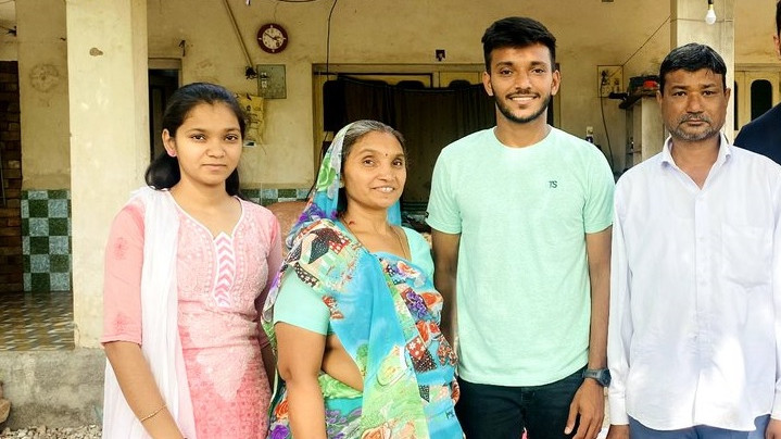 ચેતન: ભગવાને માર પપ્પાને થોડાક જીવા દીધા હોતતો તેમનું સ્વપણું પુરૂ થઈ જાત