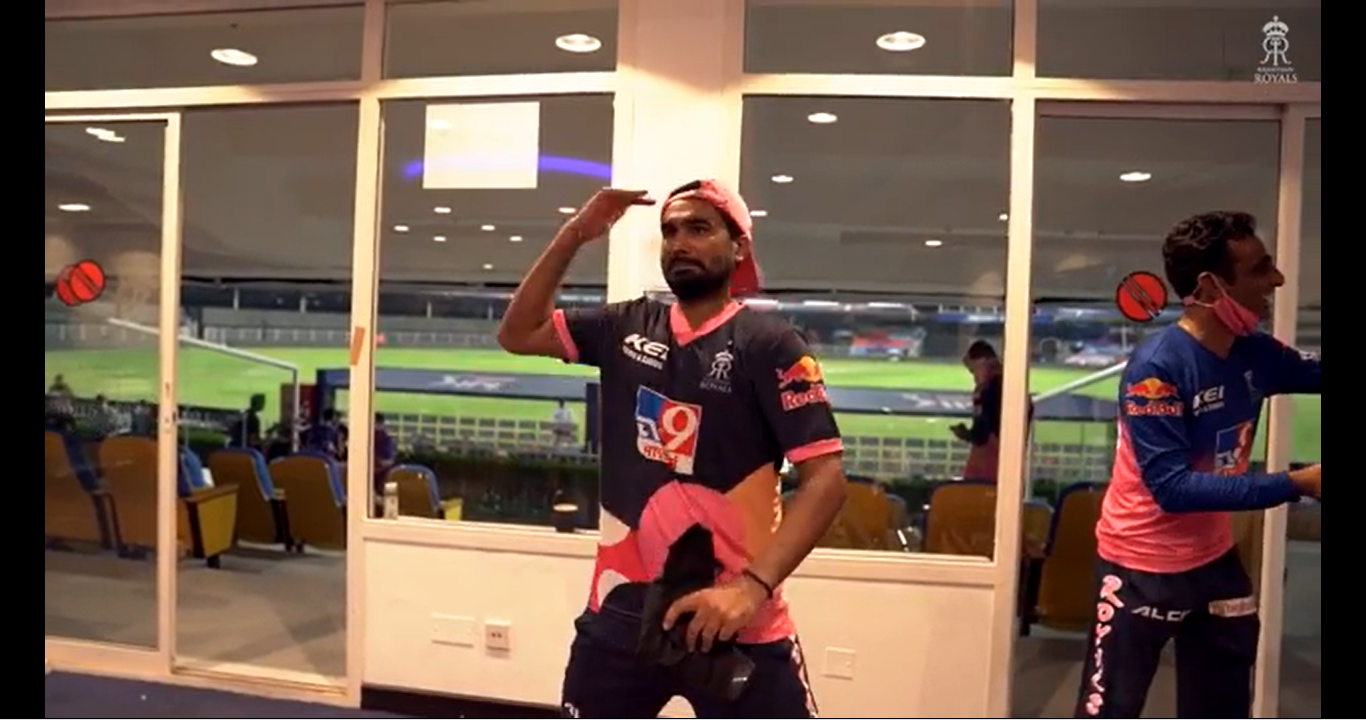 જુવો વિડિયો: તેવાતીયાએ શેલ્ડન કોટ્રેલના ટ્રેડમાર્ક સેલ્યુટની મજાક ઉડાવી