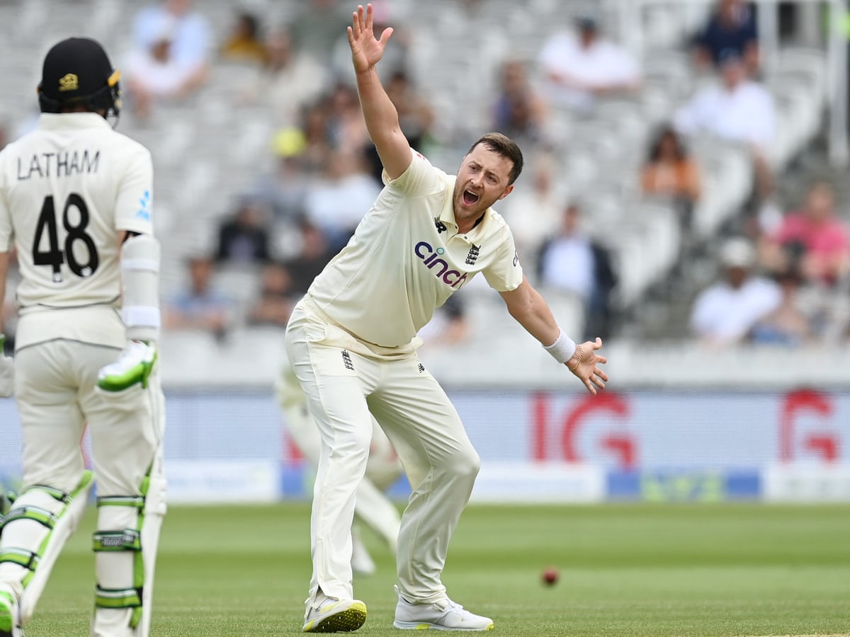 જાતિવાદી અને અશ્લીલ પર ડેબ્યૂ મેચ રમનાર રોબિન્સનને ઈસીબીએ સસ્પેન્ડ કર્યો