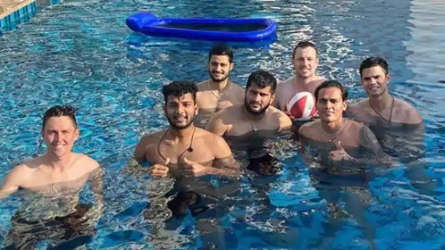 અર્જુન તેંડુલકર મુંબઈ ઈન્ડિયન્સના ખેલાડીઓ સાથે પૂલમાં ઠંડક લેતા નજરે પડ્યો